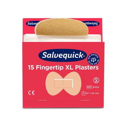 En röd ask Orkla Wound Care AB XL Fingerspets Textilplåster, 15 stycken/min (6 stycken förpackning), med ett delvis avlägsnat plåster. Förpackningen visar CE-märket, dimensionerna och en bild av fingerspetsformen.