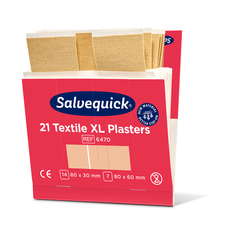 En rosa-vit låda från Orkla Wound Care AB med texten "Xl textilgips, 21 stycken/mina | Förpackning (6 stycken)" innehåller stora vävnadsplåster i två storlekar: 80x30 mm och 80x60 mm. På toppen av den öppna lådan syns flera beige plåster.