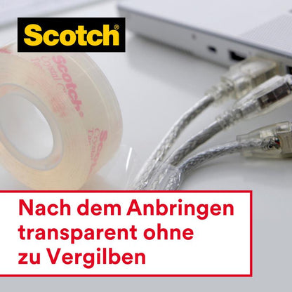 En förpackning Scotch® Crystal tejp 6-1925R3 (3 rullar, 19 mm x 25 m) från 3M Deutschland GmbH ligger bredvid insatta kablar vid en laptop. Tyska: "Efter applicering transparent utan att gulna.