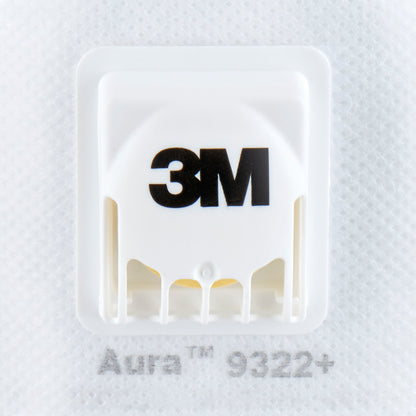 Nahaufnahme einer weißen 3M™ Aura™ Comfort Cool Flow™ Partikelmaske 9322+, FFP2, mit Ventil der 3M Deutschland GmbH, die das Markenventil und den Text "Aura 9322+" auf dem Maskenstoff zeigt.