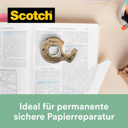 En rulle Scotch® Magic™-tejp (19 mm x 20 m) av 66 % växtbaserat lim med dispenser av återvunnet material ligger på en markerad lärobok. Perfekt för permanent, säker pappersreparation. Märke: 3M Deutschland GmbH.