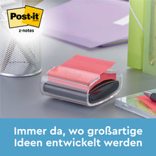 Ein Post-it® Z-Notes Dispenser in Bärenform, weiß, mit blauen Super Sticky Z-Notes (76 x 76 mm) von 3M steht auf einem Schreibtisch neben Stiften und Ordnern. Text unten: "Immer da, wo großartige Ideen entwickelt werden.