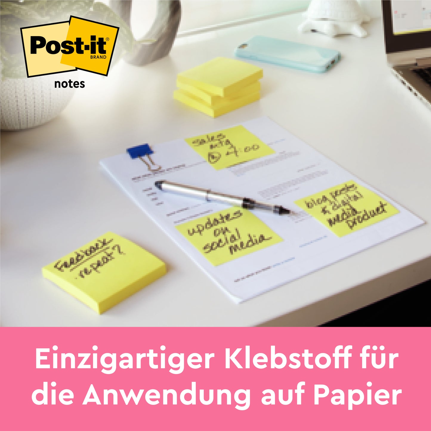 Ein Schreibtisch mit einem Stapel Post-it® Notes, Gelb, 76 mm x 76 mm, 100 Blatt/Block (2 Blöcke/Packung) von 3M Deutschland GmbH; mehrere Zettel mit handgeschriebenem Text sind auf Papier geklebt, im Hintergrund sind weitere Haftnotizen und das deutsche Branding zu sehen.
