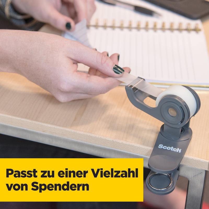 En person drar Scotch® Magic™ Osynlig Tejp från en grå tejphållare från 3M Deutschland GmbH på ett träskrivbord, med en anteckningsbok och en penna i bakgrunden. Den tyska texten lyder: "Passar till en mängd olika dispensrar."