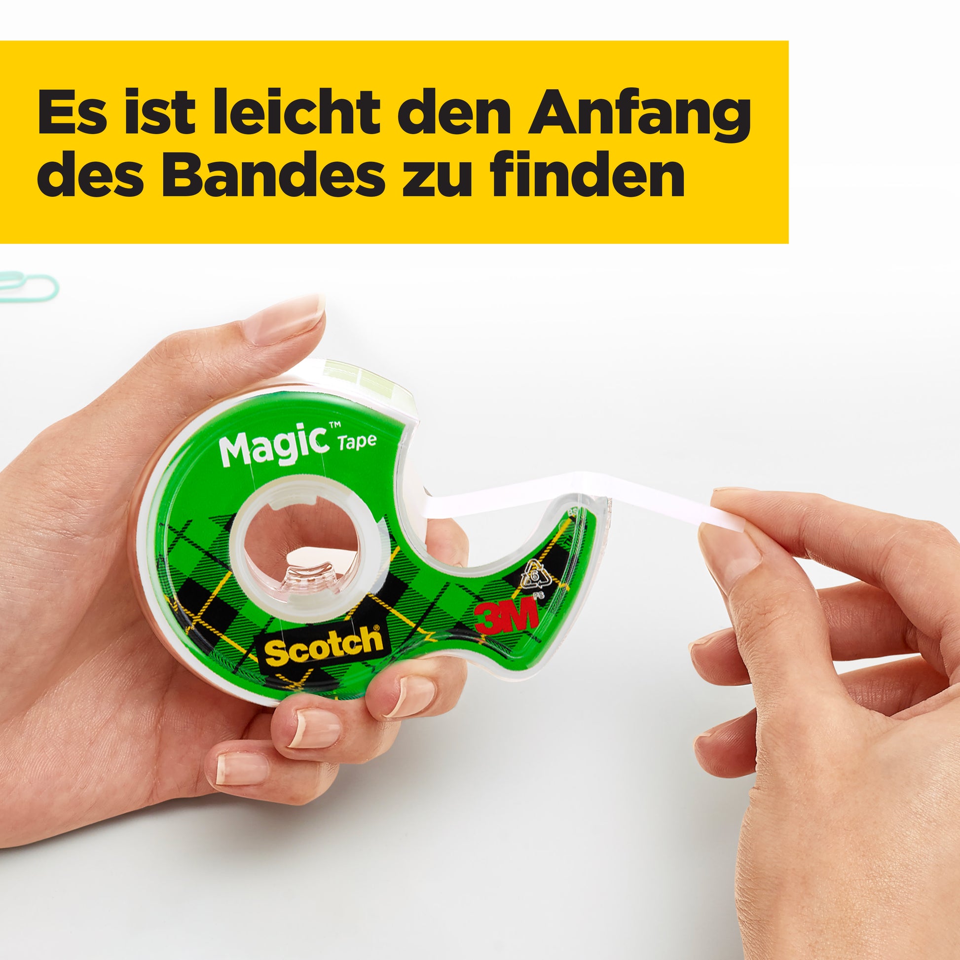 Eine Person benutzt das Scotch® Magic™ Unsichtbares Klebeband (19 mm x 12 m, 2 Rollen + 3,2 m gratis, inkl. Handabroller) von 3M Deutschland GmbH. Der deutsche Text lautet: "Es ist leicht den Anfang des Bandes zu finden.