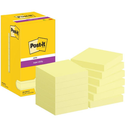 En gul låda med texten "Post-it® Super Sticky Notes, 76 mm x 76 mm, 90 blad/block" från 3M Deutschland GmbH visas bredvid flera högar av gula fyrkantiga klisterlappar i två grupper.