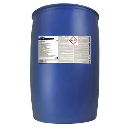 En stor blå industrifat från Diversey Deutschland GmbH & Co. OHG med en varning innehåller Suma Power T57 Alkalibooster för maskindiskmaskinsystem, ett starkt rengöringsmedel för professionella köksdiskmaskinsystem.