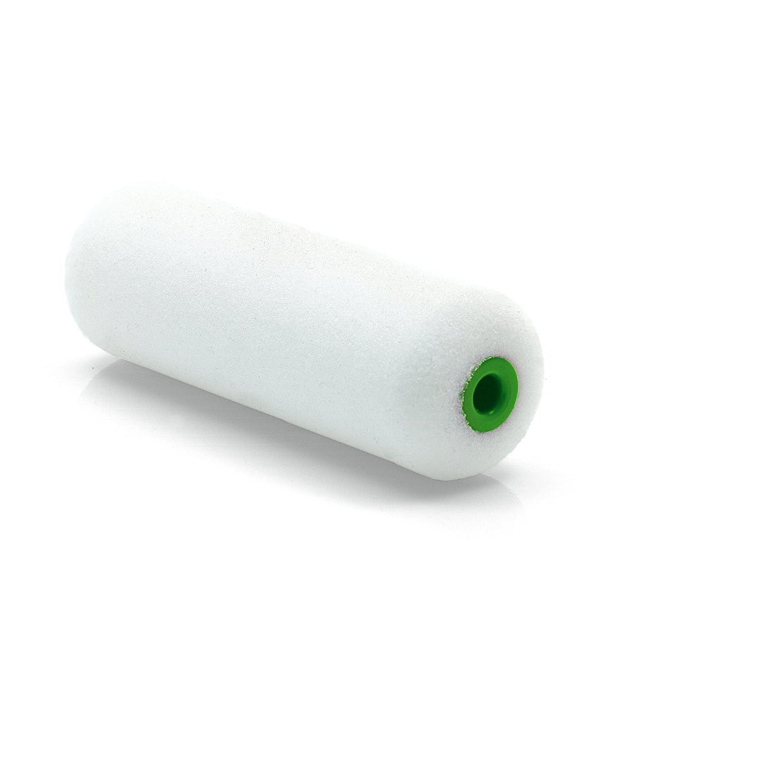 En Nölle Profi Brush lackeringsrulle superfin, 10 cm, rund på båda sidor (vit cylindrisk lackeringsrulle med grön plastkärna) från Nölle Profi Brush borst- & penselteknik e.K., ligger på en vit yta.