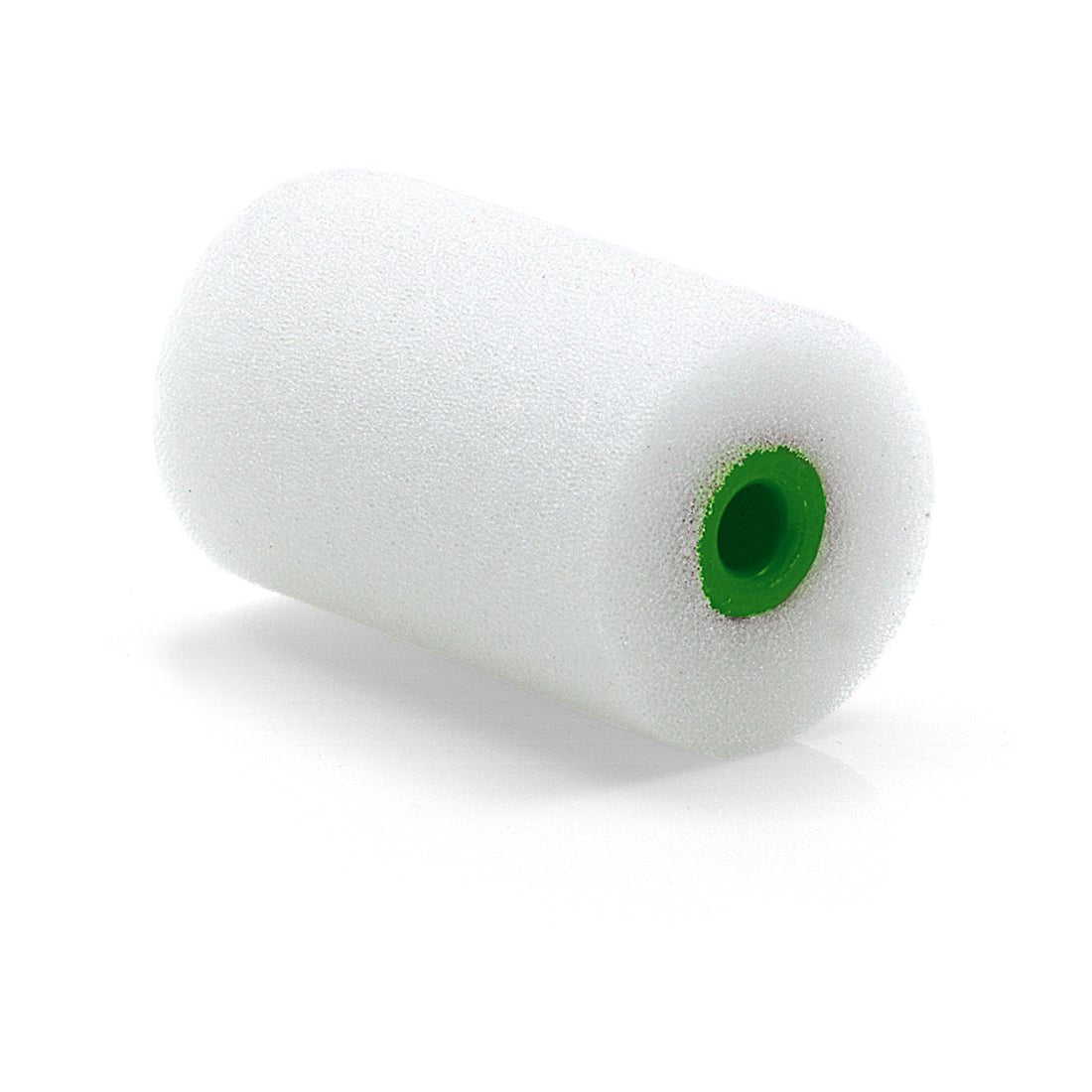 En närbild av Nölle Profi Brush Mini-lackrulle Fin 5,5 cm / Ø 35 mm från Nölle Profi Brush Borst- & Penselteknik e.K. med vit skumgummimitt och grön kärna, idealisk för släta ytor, avbildad på en enkel vit bakgrund.