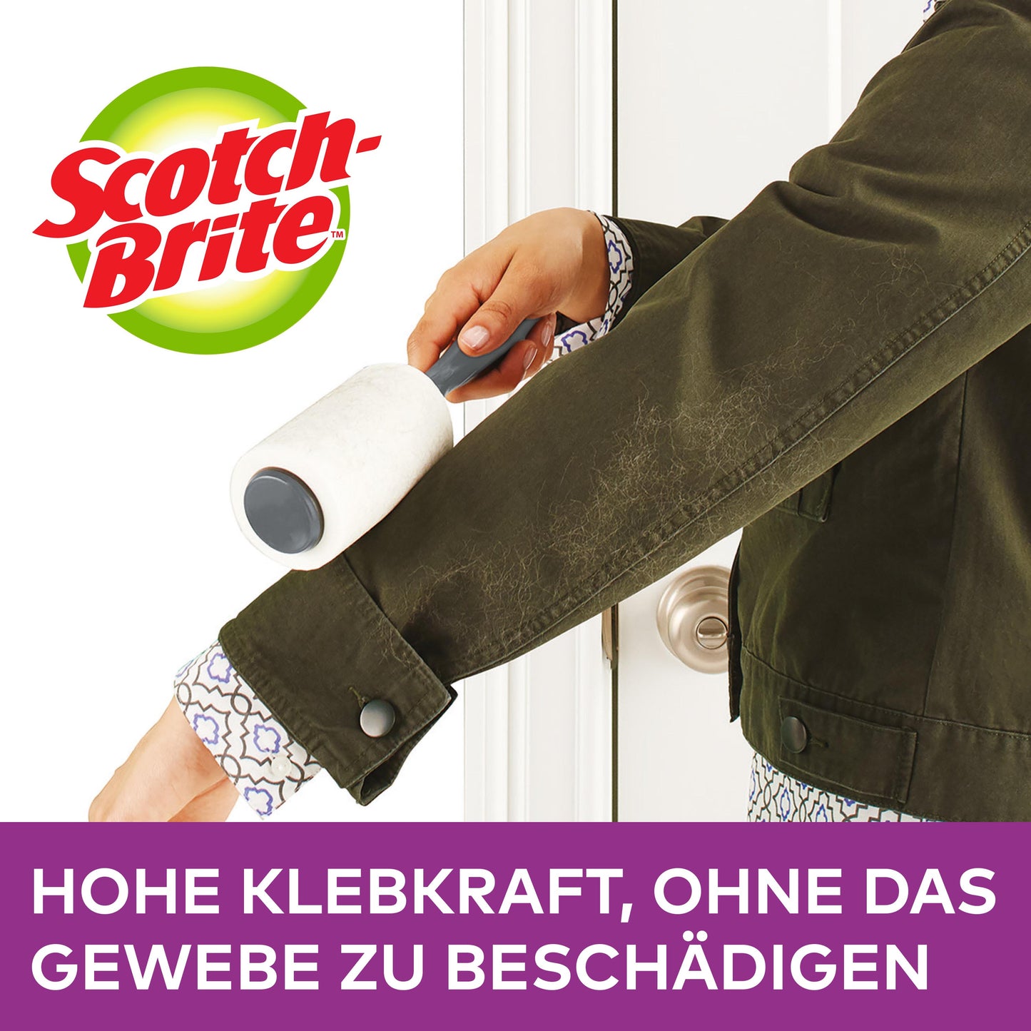 En person använder en Scotch-Brite™ Pet Extra Sticky* reservrulle för djurhår (48 blad, 1/förpackning) från 3M Deutschland GmbH på en mörkgrön jackärm. Text: "Hög klisterkraft, utan att skada tyget."