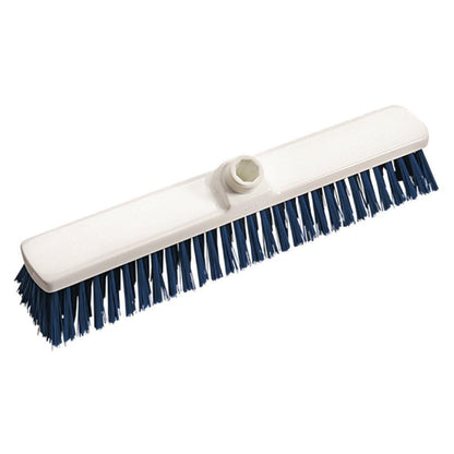 Gårdsborsten 400x60x50 mm, medelhård, från Diversey Deutschland GmbH & Co. OHG har ett vitt rektangulärt huvud med blå medelhårda borst och ett centralt grepphål, idealisk för rengöring utomhus, avbildad på en enkel vit bakgrund.