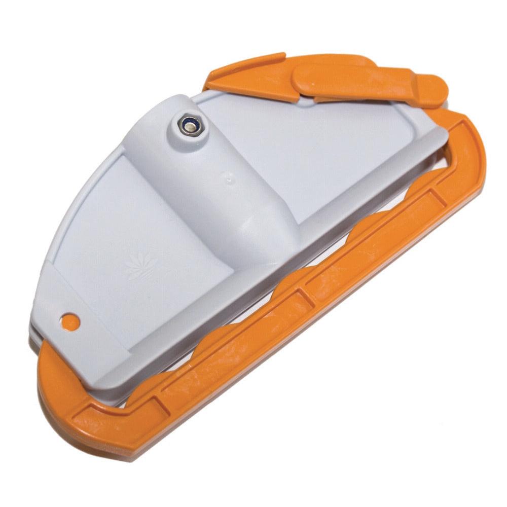 TASKI Duo Mop-hållaren från Diversey Deutschland GmbH & Co. OHG är en vit-orange plastklämma för fransmoppar, kompatibel med TASKI plast- och variostänger - idealisk för professionella rengörare. Förpackningen innehåller 1 styck.