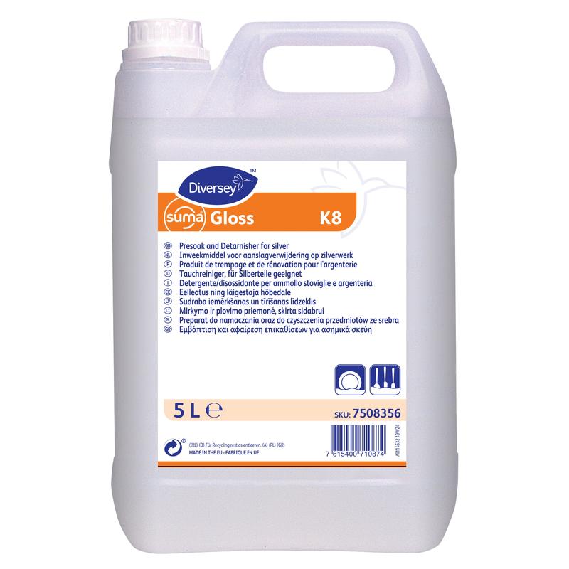 En 5-liters behållare av genomskinlig plast med handtag, märkt med "Diversey Suma Gloss K8", en flytande bestickrengörare lämplig för silverdelar från Diversey Deutschland GmbH & Co. OHG, med flerspråkig information och en streckkod.