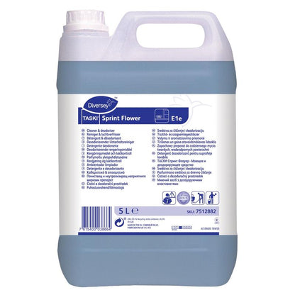 En 5-liters plastbehållare TASKI Sprint Flower Deodoriserande Underhållsrengöringsmedel från Diversey Deutschland GmbH & Co. OHG, med vit flerspråkig etikett och fylld med fräsch blå rengöringsvätska.