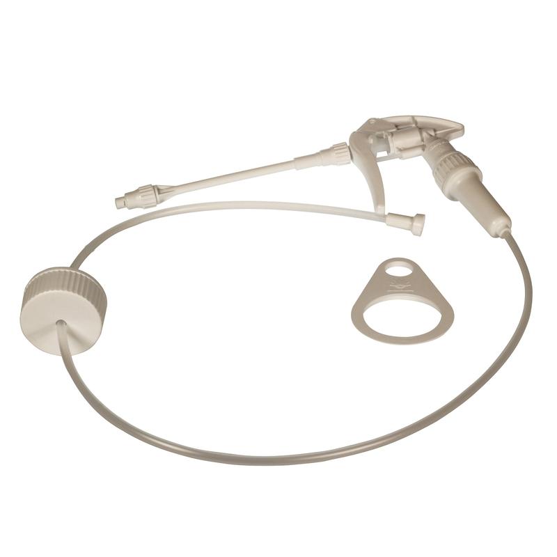 Ein weißer Schaumsprühkopf für 2 L Flasche aus Kunststoff von Diversey Deutschland GmbH &amp; Co. OHG ist mit einem an einem Auslösegriff befestigten Schlauch abgebildet, der neben dem runden Sprühkopf mit Loch platziert ist, alles auf einem schlichten weißen Hintergrund.