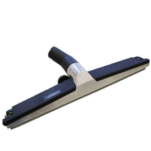 Rullmunstycket med lamell, 40 cm från Diversey Deutschland GmbH & Co. OHG har ett brett platt huvud och en central anslutning för effektiv rengöring. Rullmunstyckets design ökar prestandan när det är fäst vid din dammsugare (vinkelkoppling krävs).