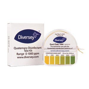 Das Diversey QUAT Test Kit, 1 Stk. von Diversey Deutschland GmbH & Co. OHG består av en vit låda och en rund testremsbehållare med ett färgkort som visar QUAT-koncentrationsområden från 0 till 1000 ppm.