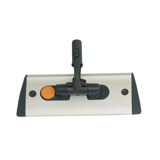 TASKI Jonmaster UltraPlus-moppfäste i aluminium från Diversey Deutschland GmbH & Co. OHG har en rektangulär bas i metalliskt silver, en central handtagsanslutning, en orange knapp och svarta ändkåpor – perfekt för professionell städning.