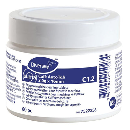 En vit plastbehållare från Diversey Deutschland GmbH & Co. OHG med texten "Suma Café AutoTab rengöringstabletter för espressomaskiner 60 st." innehåller 60 tabletter för att ta bort kaffefett/oljor och förlänga maskinens livslängd, med flerspråkig information på en blå-vit etikett.