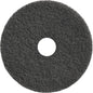 En rund, svart TASKI Americo Dominator Pad 17" (43 cm) från Diversey Deutschland GmbH & Co. OHG med grov textur och mitteshål - en extra aggressiv grundrengöringspad, idealisk för intensiv golvrengöring (förpackning: 1 styck).