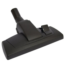 Den premium universaldammsugarmunstycket 28 cm (Svart) från Diversey Deutschland GmbH & Co. OHG är ett svart golvmunstycke med en 28 cm rektangulär bas, fotpedal och passar för 32 mm sugslangar. Förpackningen innehåller 1 styck.