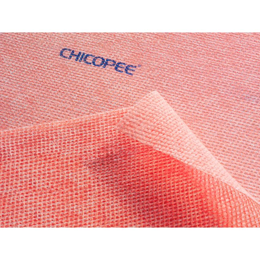 Närbild av två rosa Suma Lavette Medium kökshygiendukar med bakteriestopp från Diversey Deutschland GmbH & Co. OHG, varav en delvis överlappar den andra, med blå tryck "CHICOPEE" på övertyget.