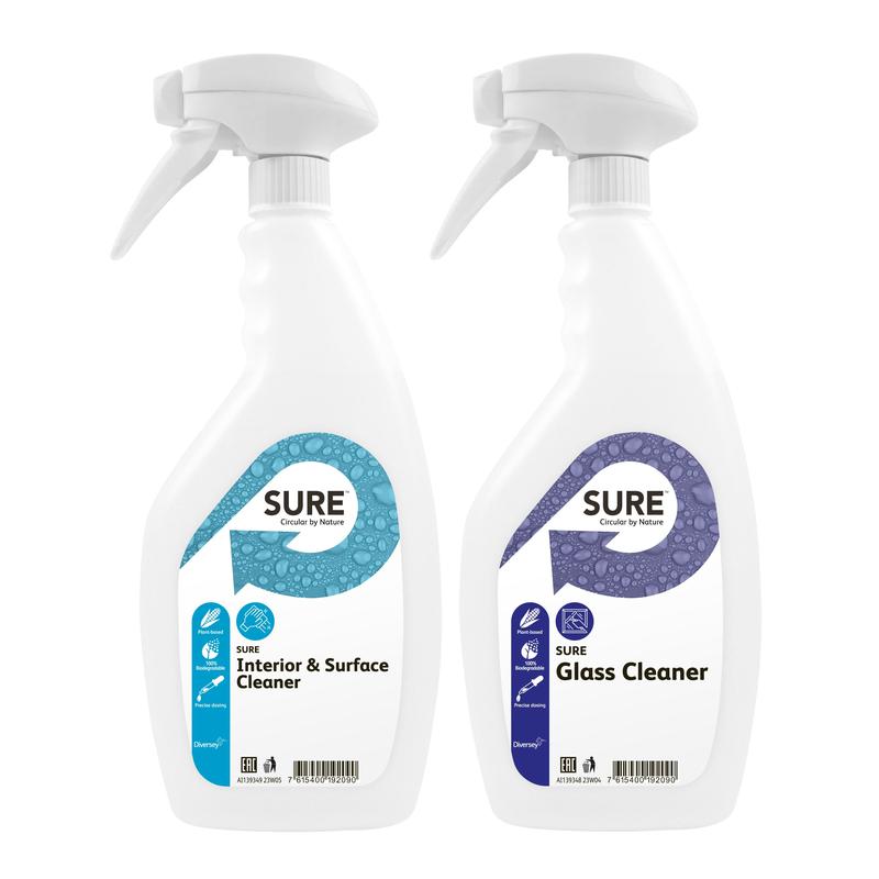 Två vita triggersprayflaskor från Diversey Deutschland GmbH & Co. OHG står bredvid varandra, en med etiketten SURE Glass Cleaner och den andra med etiketten SURE Interior & Surface Cleaner - miljövänliga rengöringslösningar.