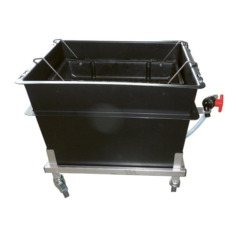 Den Suma Carbon Remover Tank 100l från Diversey Deutschland GmbH & Co. OHG är en svart, rektangulär behållare med metallhandtag, röd tappkran, slanganslutning och rostfritt stålram på länkhjul - idealisk för dykrengöring.