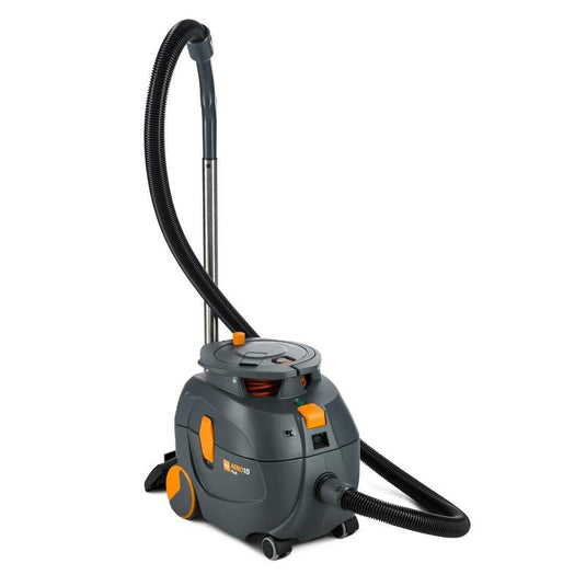 TASKI AERO 15 PLUS från Diversey Deutschland GmbH & Co. OHG är en kompakt, kraftfull och tystgående dammsugare med tillbehör (1 st.), perfekt för tyst rengöring, avbildad mot vit bakgrund.