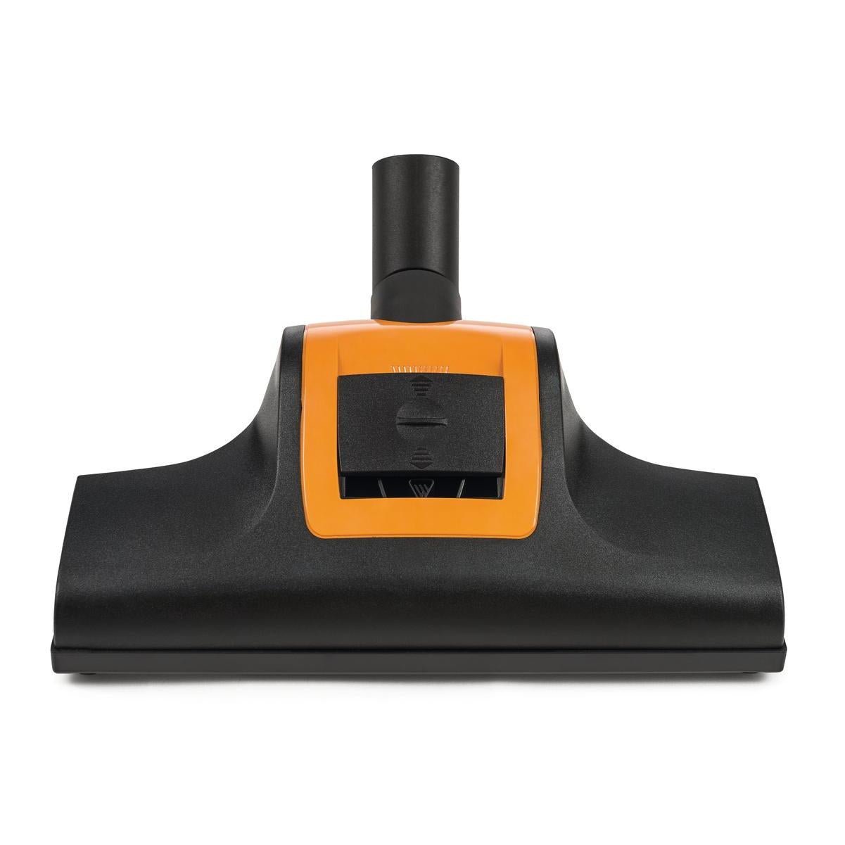 Den Diversey TASKI AERO Turbo Vacuum borste i svart och orange är utrustad med två strömbrytare och passar TASKI AERO-modellerna för att säkerställa en effektiv rengöring. Avbildat är ett golvhuvudfäste (1 styck) på vit bakgrund.