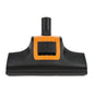 Den Diversey TASKI AERO Turbo Vacuum borste i svart och orange är utrustad med två strömbrytare och passar TASKI AERO-modellerna för att säkerställa en effektiv rengöring. Avbildat är ett golvhuvudfäste (1 styck) på vit bakgrund.