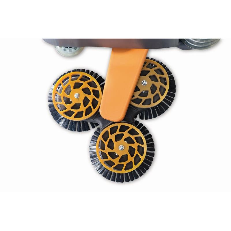 Närbild av TASKI IntelliSweep borstsats från Diversey Deutschland GmbH & Co. OHG: Förpackningen innehåller 3 rundborstar med orange hållare och svarta borst, som är utformade för användning med TASKI IntelliSweep industristädmaskin.