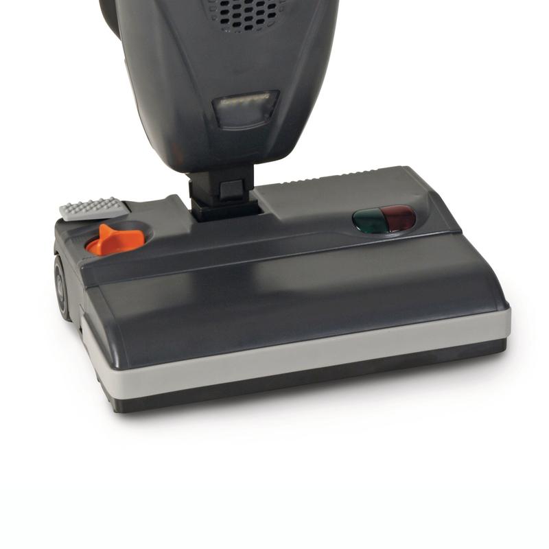 Närbild av TASKI AERO UP Power-borstehuvud golvdammsugare från Diversey Deutschland GmbH & Co. OHG, med framhävda kontrollknappar och hjul på vit bakgrund - idealisk för effektiv rengöring. Förpackning: 1 styck.