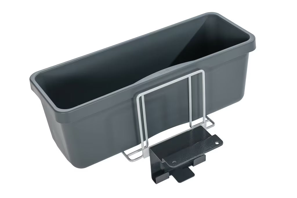 En mörkgrå rektangulär plastplanteringslåda med en moppboxhållare AERO 3500 av metall och en frontmonteringsklämma från Diversey Deutschland GmbH & Co. OHG, isolerad på vit bakgrund.