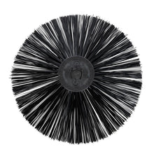 Der Seitenbesen AERO 3500 von Diversey Deutschland GmbH & Co. OHG ist eine runde, schwarze Kehrbürste mit dichten, gleichmäßig verteilten Borsten, die von einer zentralen Nabe ausgehen und eine effiziente Reinigung und robuste Bauweise bieten. Packung: 1 Stück.