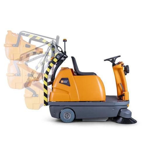 En sidovy av den orange TASKI balimat 6500 HD RTU batteridrivna åkbara sopmaskinen från Diversey visar rörelseomfånget för den främre behållaren när den lyfts och lutas framåt för hög tömning.