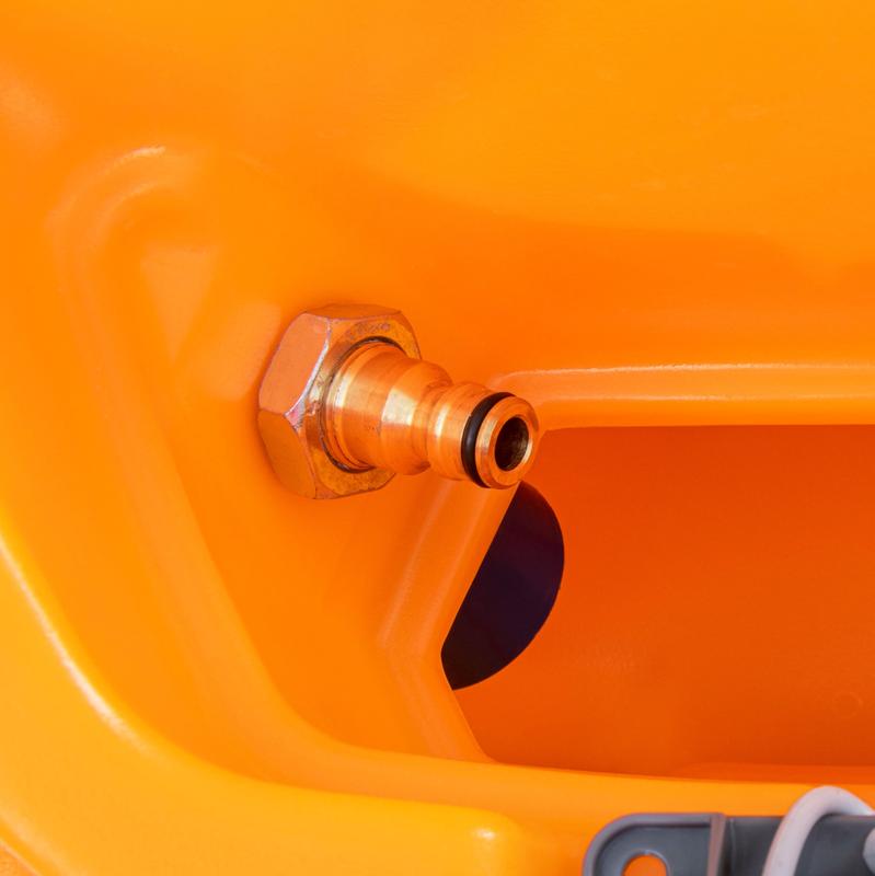 En närbild av en snabbkoppling i mässing med sexkantmutter på orange plast, som visar Diversey TASKI Aqua fill stop-automatiskt stoppventil, som förhindrar överfyllning av färskvattentanken. Nederst till höger visas en grå plastdel.
