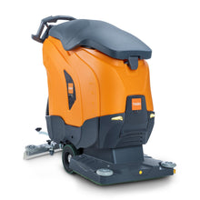 Die Diversey TASKI ULTIMAXX 1900 OB50 Performance BMS Scheuersaugmaschine (43L Tank, 50cm Orbitaldeck) in orange und schwarz mit Rädern und Griff wird von hinten auf weißem Hintergrund gezeigt.