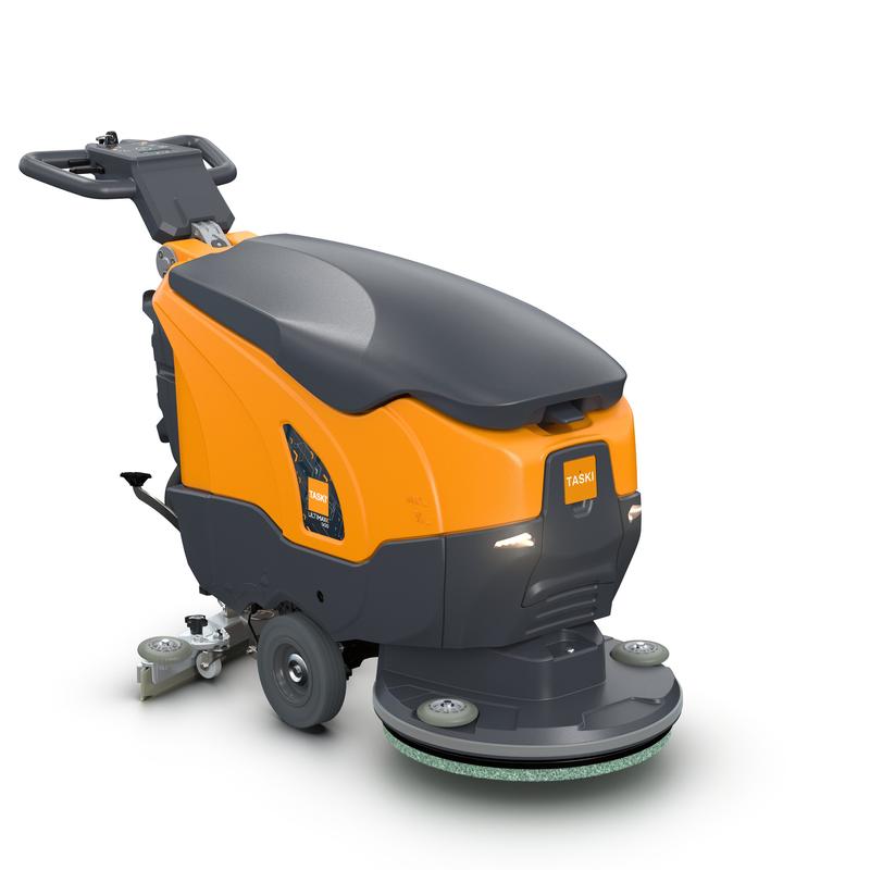 Den TASKI ULTIMAXX 900 SD50 P från Diversey Deutschland är en orange-grå, drivlös skurmaskin med styrhandtag, två stora hjul, en 20L tank och en främre 50cm singeldisk på vit bakgrund.