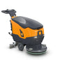 Den TASKI ULTIMAXX 900 SD50 P från Diversey Deutschland är en orange-grå, drivlös skurmaskin med styrhandtag, två stora hjul, en 20L tank och en främre 50cm singeldisk på vit bakgrund.