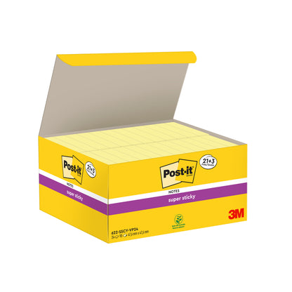 En öppen gul låda med 3M Post-it® Super Sticky Notes (Gul, 47,6x47,6mm, 90 blad/block), reklampack med 21 block plus 3 gratisblock, visar logotypen och lila-vita produktinformationer. Tillverkad av 100% PEFC-certifierat papper.
