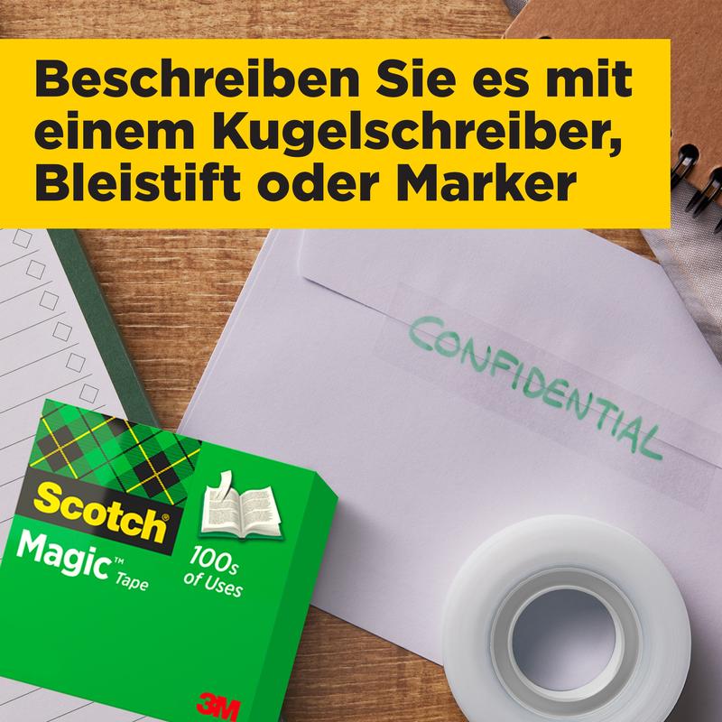 En förpackning 3M Deutschland GmbH Scotch® Magic™ Osynlig Tejp, ett kuvert med "CONFIDENTIAL", en tejprulle och ett anteckningsblock ligger på ett träbord. Ovan finns ett gult textfält med tysk skrift.