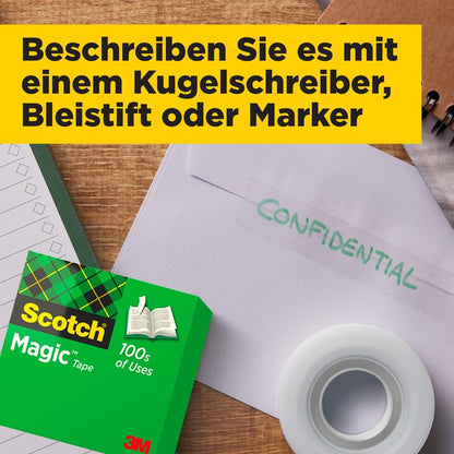 En förpackning 3M Deutschland GmbH Scotch® Magic™ Osynlig Tejp, ett kuvert med "CONFIDENTIAL", en tejprulle och ett anteckningsblock ligger på ett träbord. Ovan finns ett gult textfält med tysk skrift.