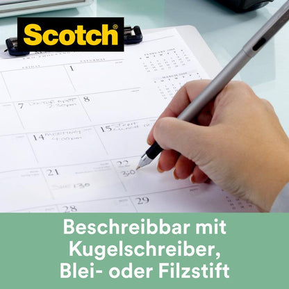 En hand skriver med en penna på en bordskalender, i bakgrunden en klämma. Text: "Scotch® Magic™-tejp från 3M, 66% växtbaserat lim, 19 mm x 20 m, skrivbar med penna. Inkl. dispenser av återvunnet material.