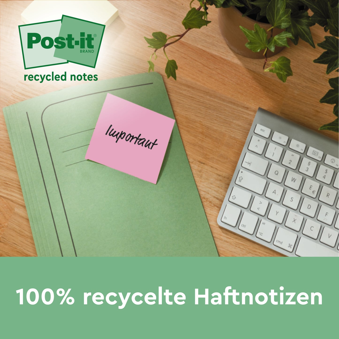 Ein rosafarbener Post-it® Super Sticky 100% Recycling Zettel (76x76mm, 70 Blatt, PEFC) der 3M Deutschland GmbH mit der Aufschrift "wichtig" klebt auf einem grünen Ordner neben einer Tastatur und einer Pflanze. Der Text lautet "100% recycelte Haftnotizen.