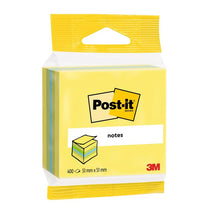 En förpackning med Post-it® Notes Mini-kuber från 3M Deutschland GmbH innehåller 400 blad i formatet 51 x 51 mm, har ett gult omslag med varumärkeslogotypen och bilden av anteckningsblocket och är tillverkad av 100 % PEFC-certifierat papper.
