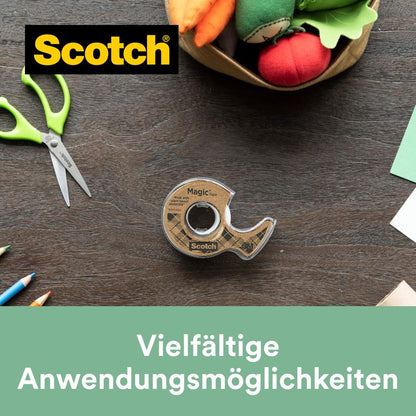 En rulle Scotch® Magic™-tejp (19 mm x 20 m) med 66 % växtbaserat lim i återvinningsbar dispenser från 3M Deutschland GmbH ligger på trä, omgiven av hantverkstillbehör. Text: "Mångsidiga användningsmöjligheter.