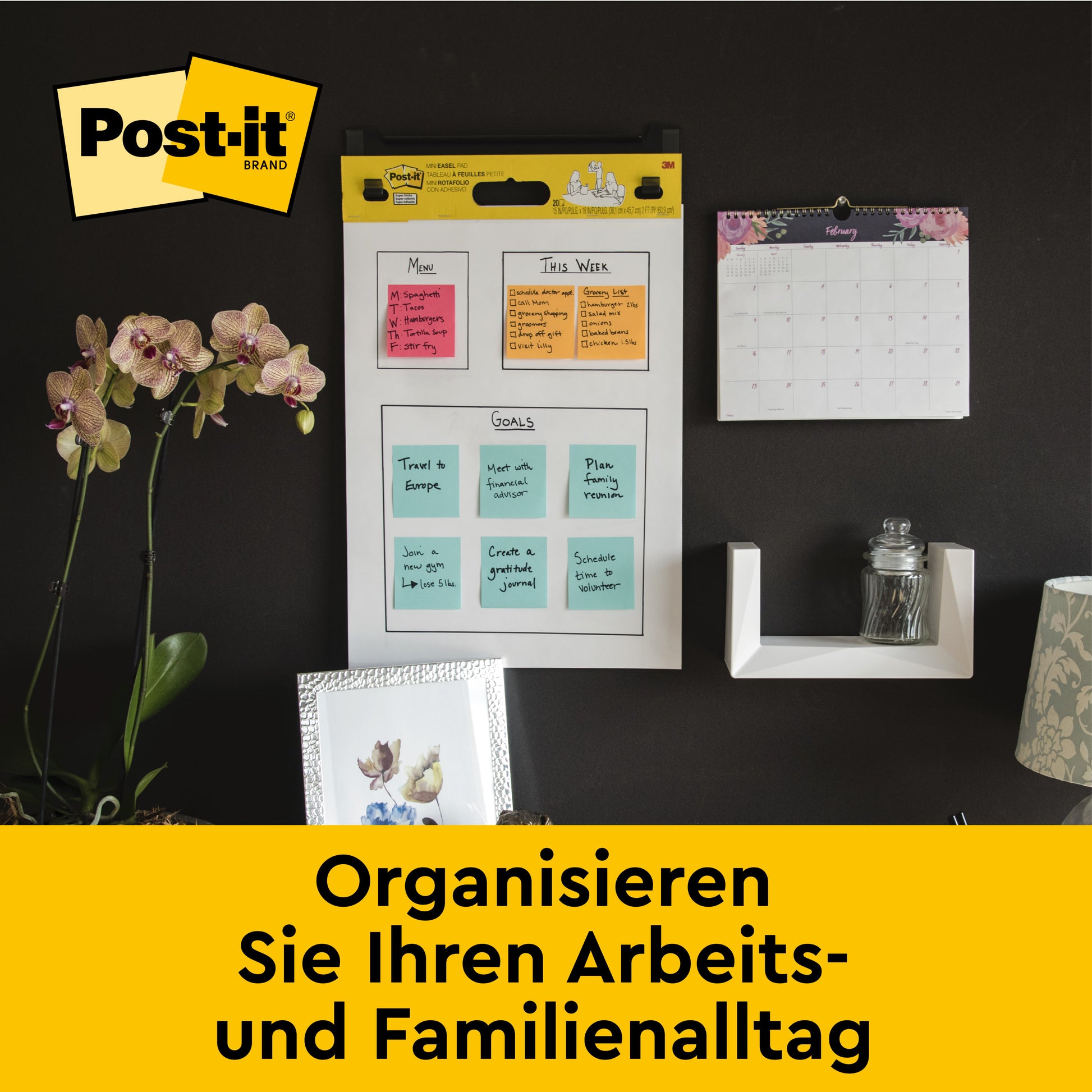 An einer Bürowand hängt die 3M Post-it® Super Sticky Meeting Chart 559 (63,5 x 76,2 cm) zur Wandmontage mit 30 Blättern/Block - ideal zum Planen und Strukturieren Ihres Arbeits- und Familienalltags.