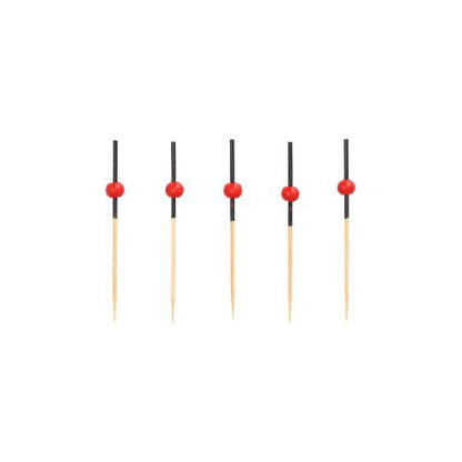 Fünf PAPSTAR 250 Fingerfood - Picker der PAPSTAR GmbH, aus Holz mit schwarzen Hülsen und roten Perlen, vertikal in einer Reihe vor weißem Hintergrund angeordnet.