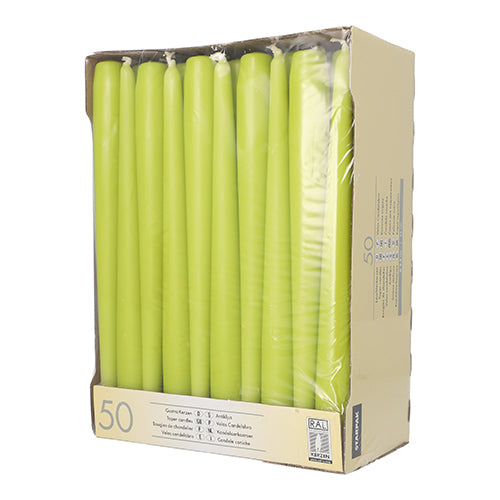 En kartong med 50 Starpak ljusljus (Ø 2,2 cm - 25 cm), delvis förpackade i klar plastfilm, är öppen på framsidan för att presentera de höga vita ljusen med lång brinntid.